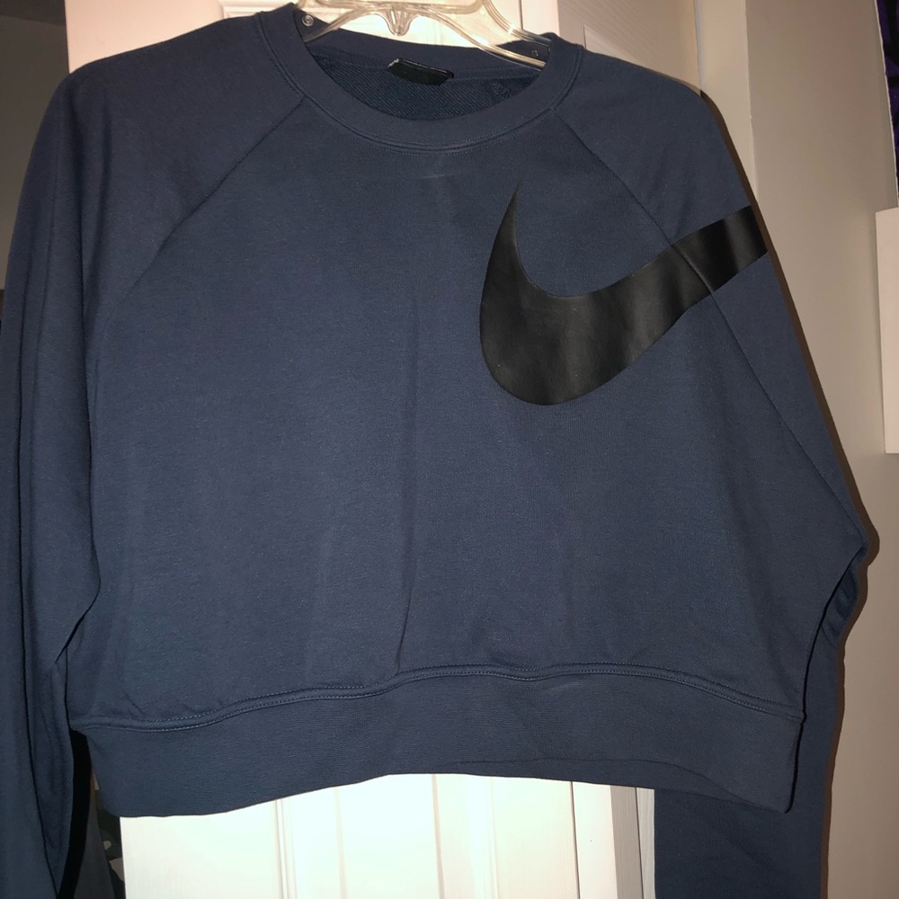 Nike women’s Navy Blue Cropped Crew Neck